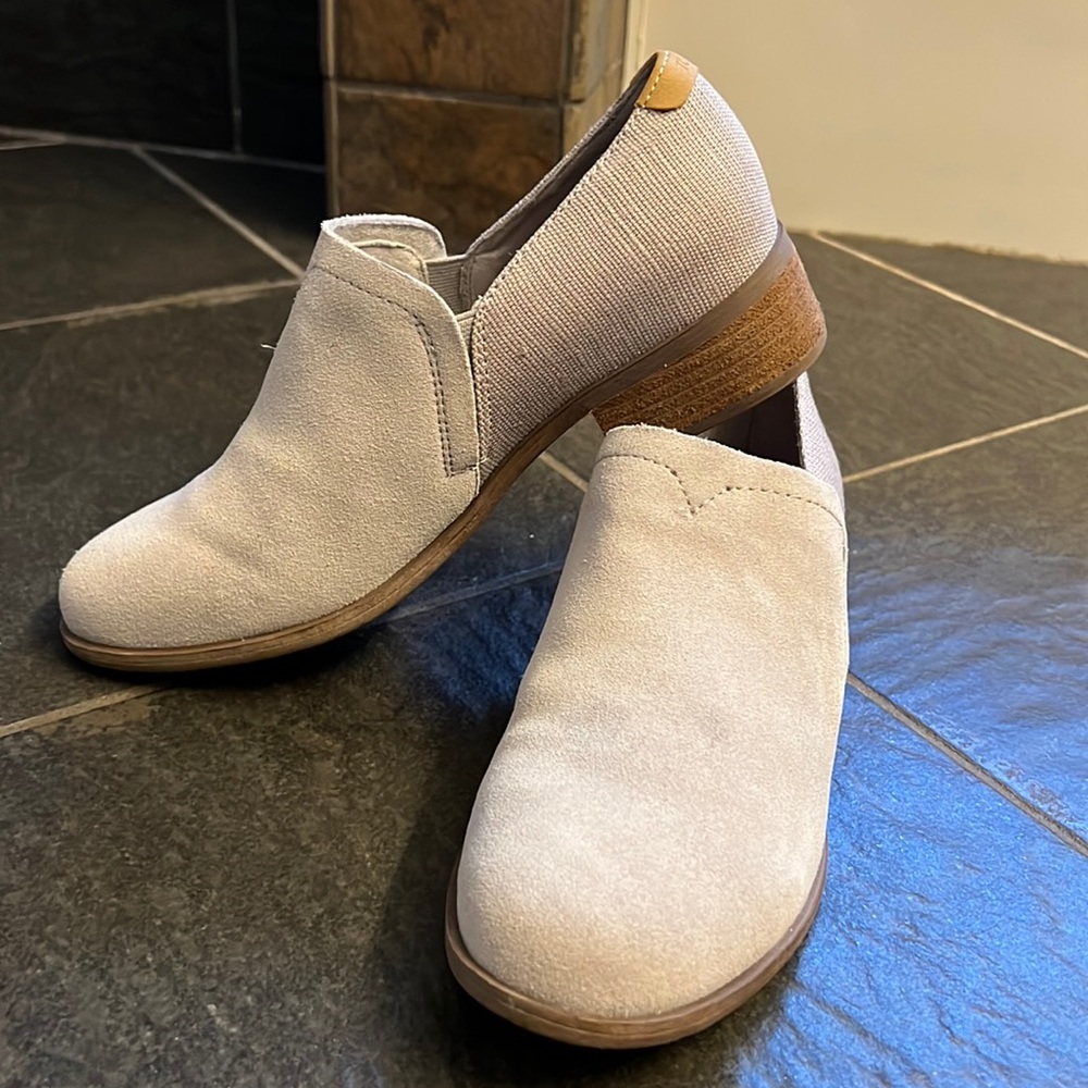 TOMS gray/taupe suede ankle bootie